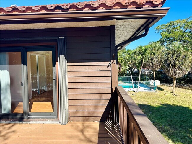 Building Photo - 444 Pine Cir