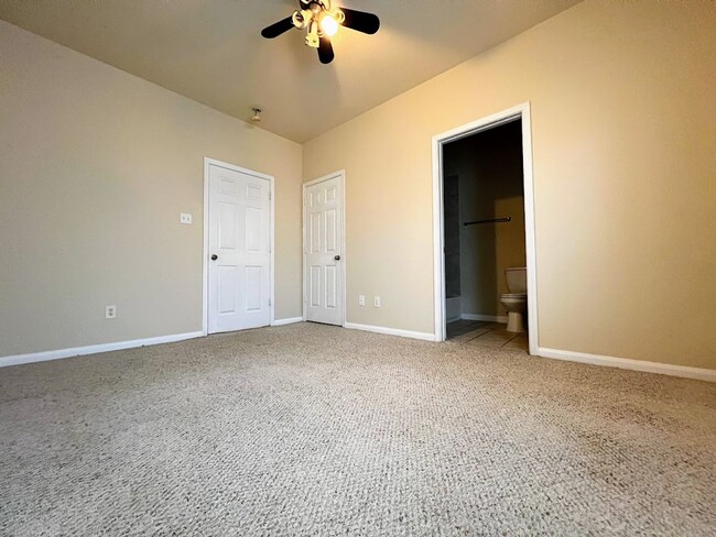 Building Photo - Ready and clean 3 bedrooms in Rice Militar...