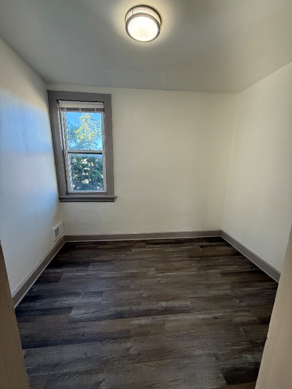 Building Photo - 1342 W 69th St