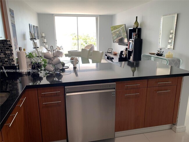 Building Photo - 650 NE 64th St