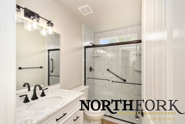 Building Photo - Beautifully Landscaped Cul De Sac Caldwell Home