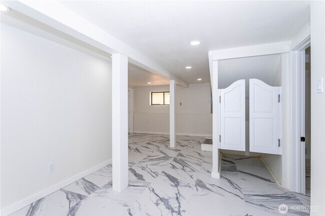 Building Photo - Beautifully Renovated 4-Bedroom Home in De...