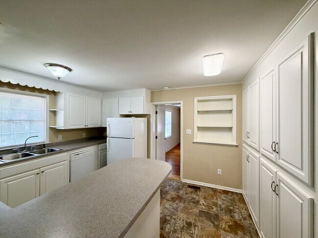 Building Photo - Lexington- Downtown Lexington - Call Lexington office for tours 803-359-0793