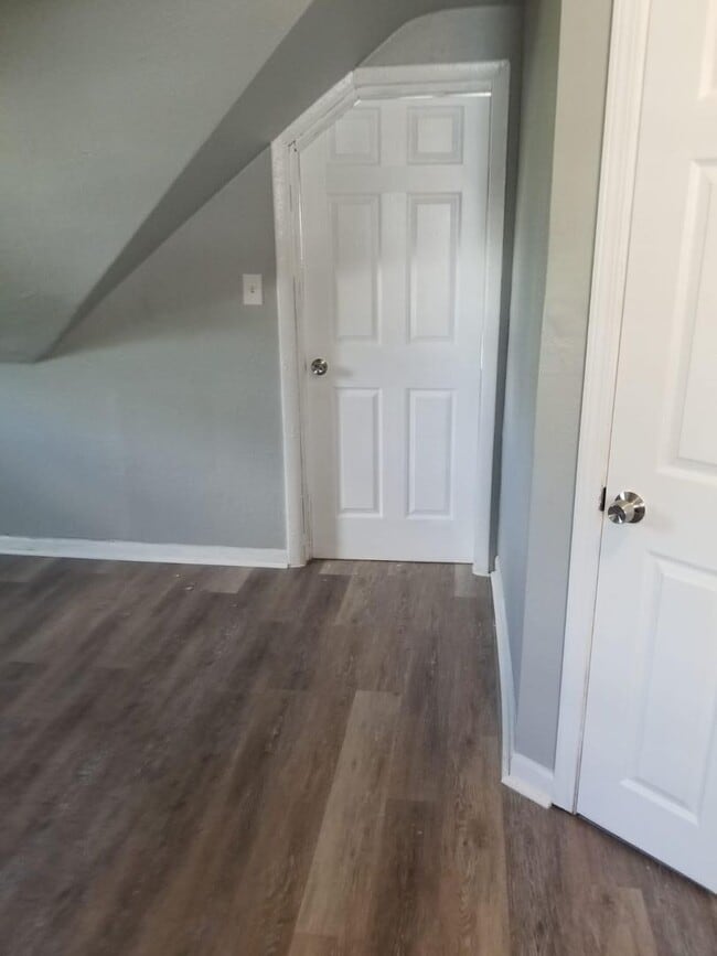 Building Photo - 3 Bdr Large Single Family House in a Nice ...