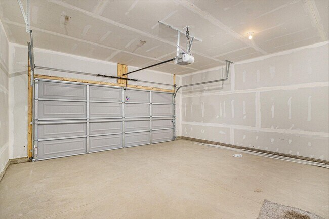 Building Photo - Newly Constructed Five Bedroom Home in Por...