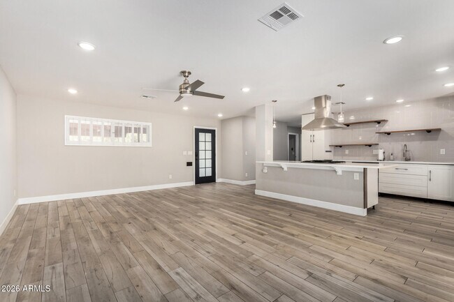 Building Photo - 429 W Flower St