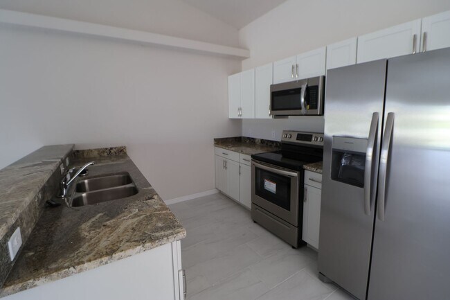 Building Photo - 3/2 Duplex newer waterfront