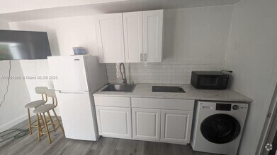 Building Photo - 2822 Pine Tree Dr