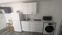 Building Photo - 2822 Pine Tree Dr