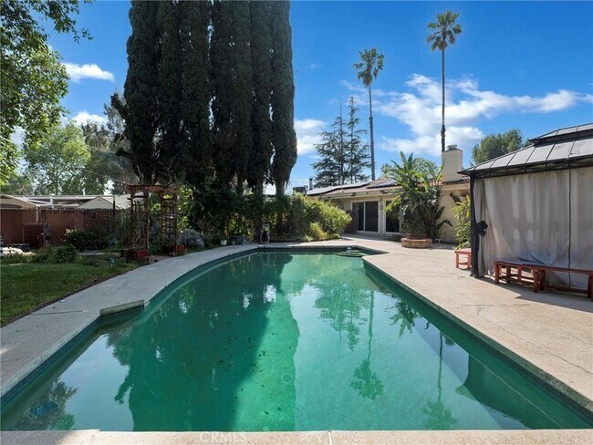 Building Photo - 10918 Reseda Blvd