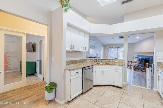 Building Photo - 12582 Hickory Lakes Dr S