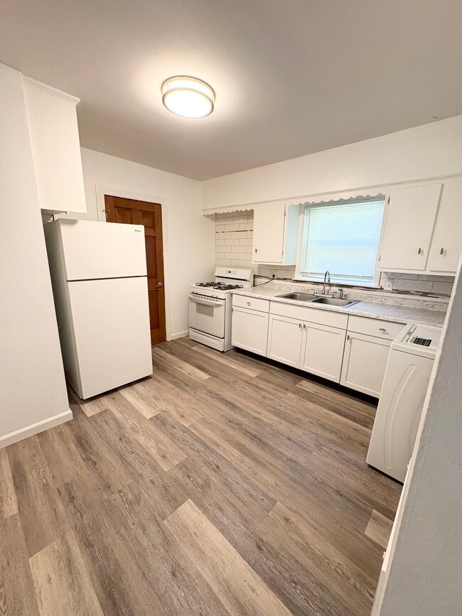 Building Photo - 609 23rd St