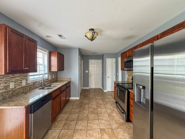 Building Photo - Spacious 3 Bed 2.5 Bath Home with Fenced Backyard