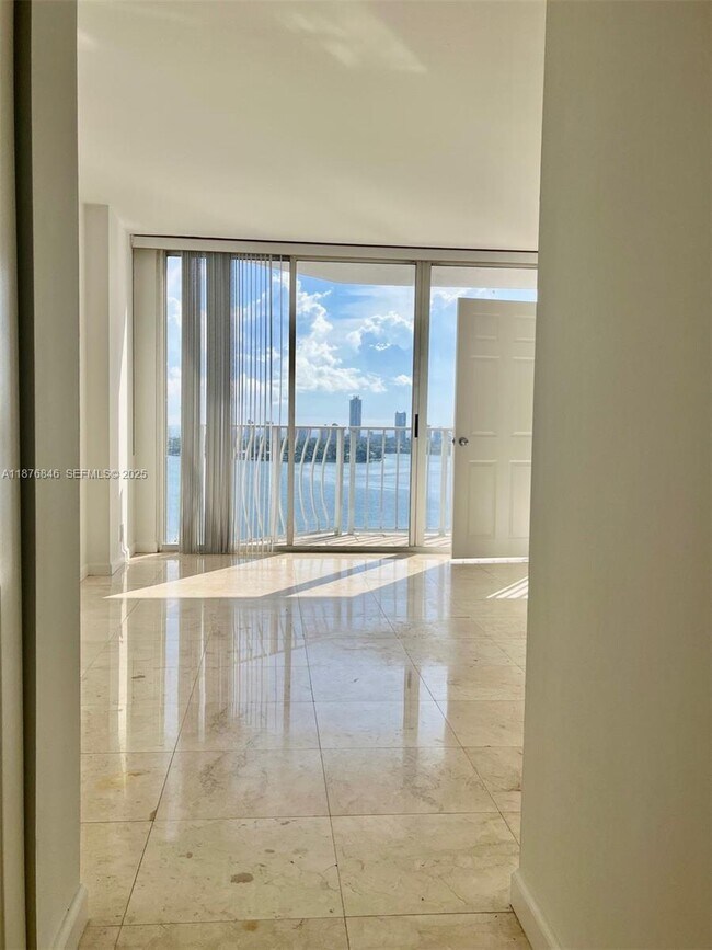 Building Photo - 7601 E Treasure Dr