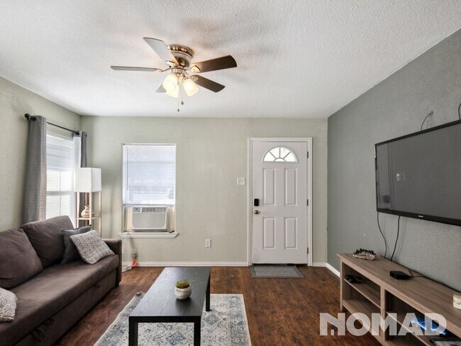 Building Photo - 1 bedroom renovated duplex