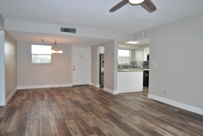 Building Photo - 729 Lori Dr