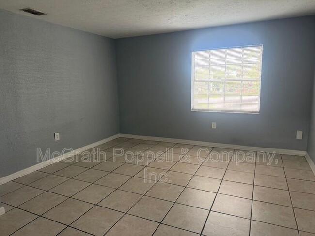 Building Photo - 3826 Lakeshore Dr