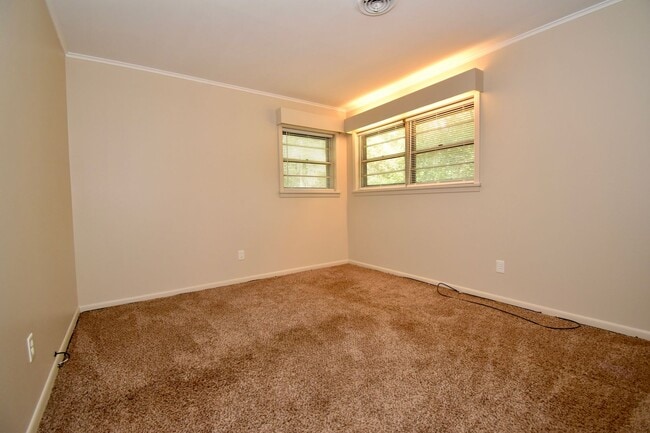 Building Photo - 3 Bedroom with Fenced in Backyard and Shop!