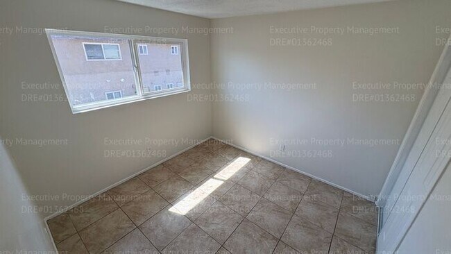 Building Photo - 2 bedroom 1.5 bathroom townhouse located in East Bakersfield Move In Special on Approved Credit