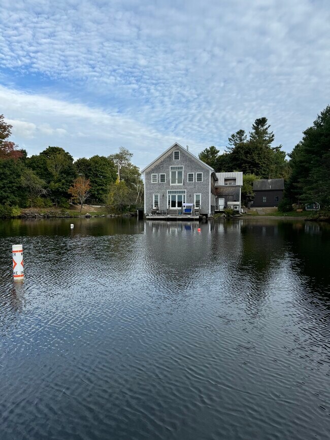 Building Photo - 3 Pond Rd