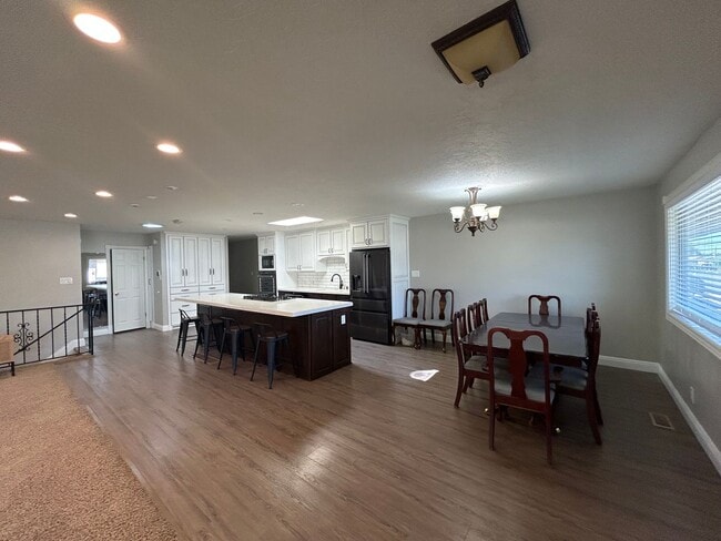 Building Photo - 428 200 E