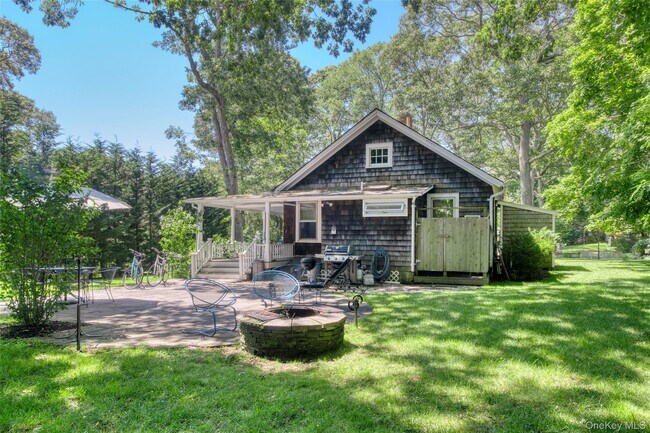 Building Photo - 4075 Pequash Ave