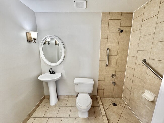 Building Photo - 6843 Amersham Dr