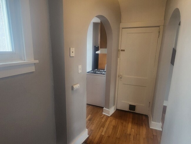 Building Photo - 2 Bedroom 1 bath updated Row Home