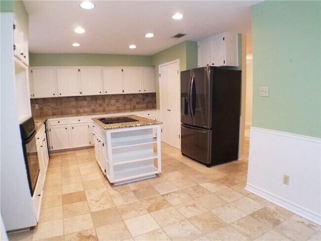 Building Photo - 6201 Highland Hills Dr