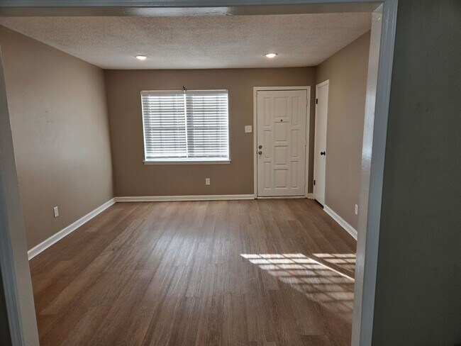 Building Photo - MOVE-IN SPECIAL 1/2 OFF 1ST MONTH'S RENT!!