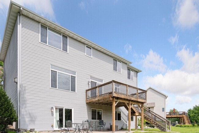 Building Photo - Gorgeous Single Family Home - June 1st Mov...
