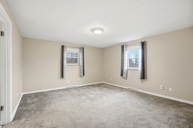 Building Photo - 2481 E Rahn Rd