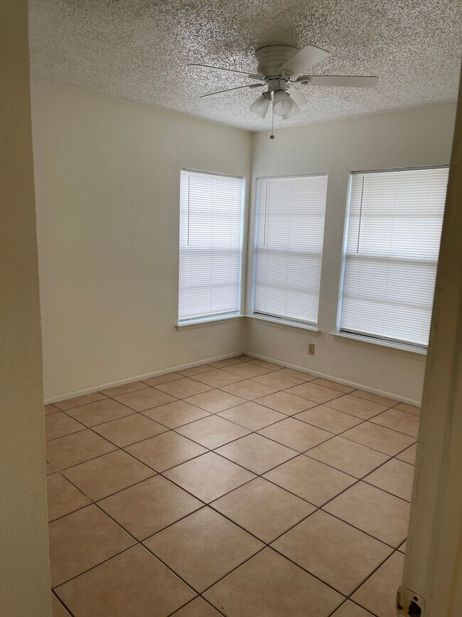 Building Photo - 2/1 Home Available for Immediate Move In!