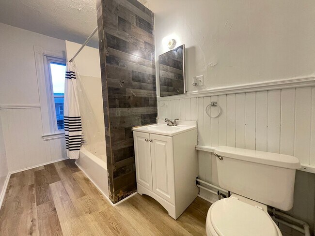 Building Photo - 457 Beech St