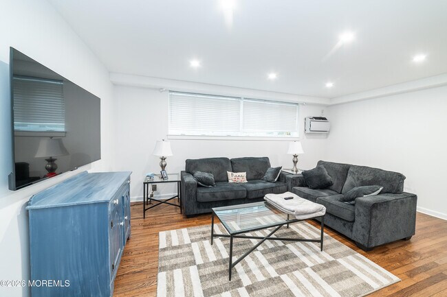 Building Photo - 293 Spring St