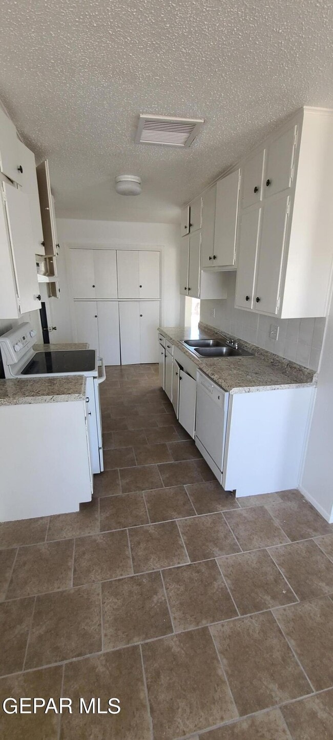 Building Photo - 8607 Mettler Dr