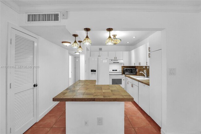 Building Photo - 13720 SW 90th Ave