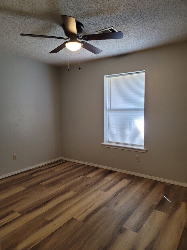 Building Photo - Newly Remodeled 3 Bedroom/2 Bath Home In V...