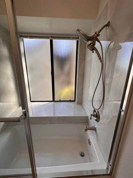 Guest Bath- Tub - 4300 Via Marisol