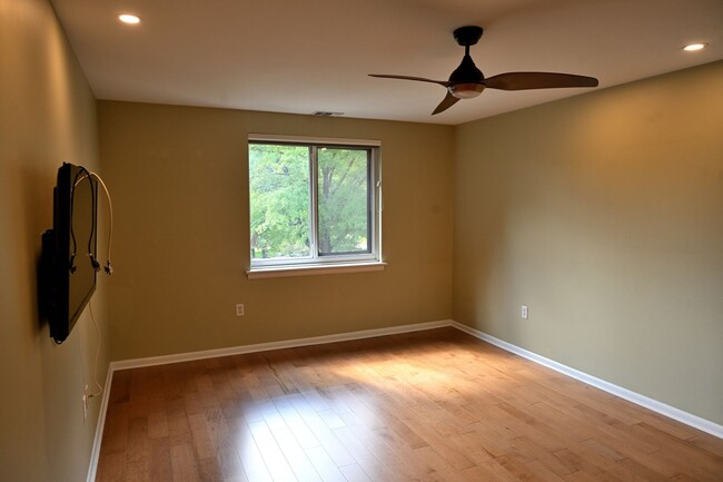 Building Photo - 2 Bedroom, 2 Bath Just listed in the Oak H...