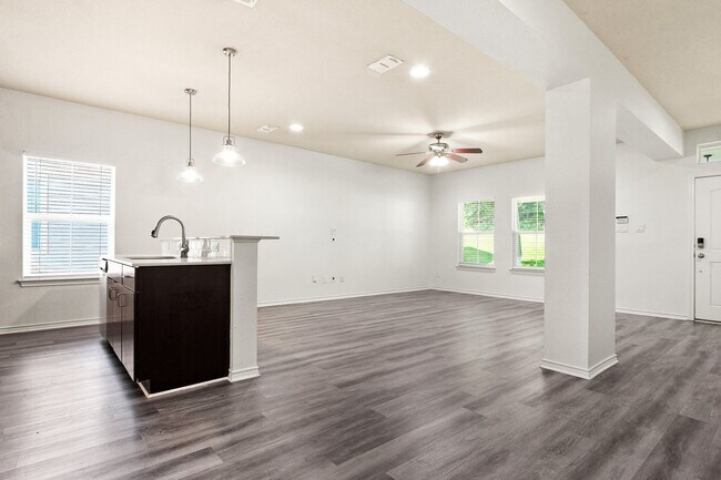 Building Photo - * MOVE IN SUMMER 07/03/2027 * 6 Bed 4 Bath Home, Walk to TCU Light Housekeeping Included