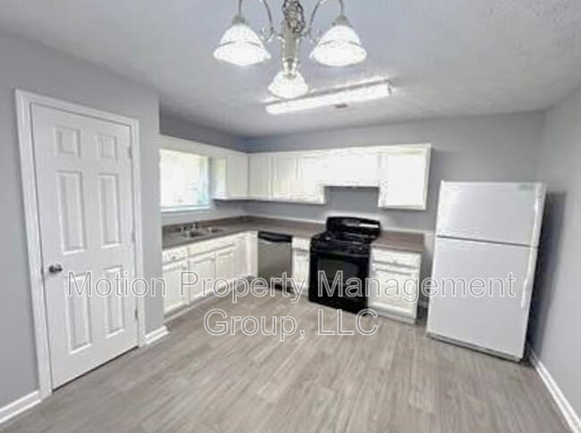 Building Photo - 5556 Pineridge Ct