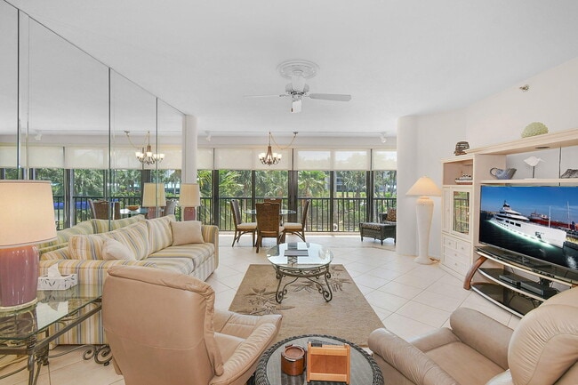 Building Photo - 221 NE Plantation Rd