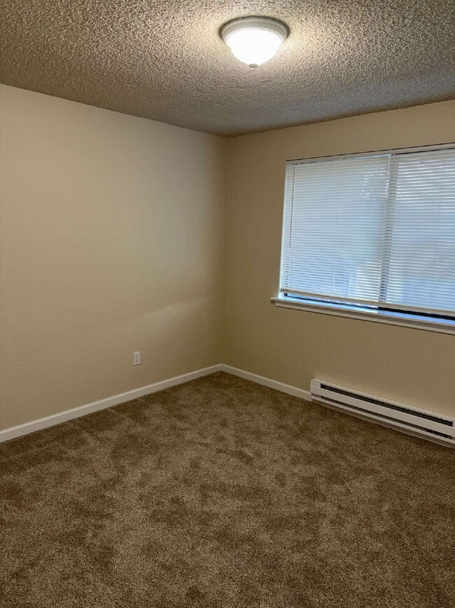 Building Photo - Fully Remodeled 2 Bedroom Unit- Available for Immediate Move In