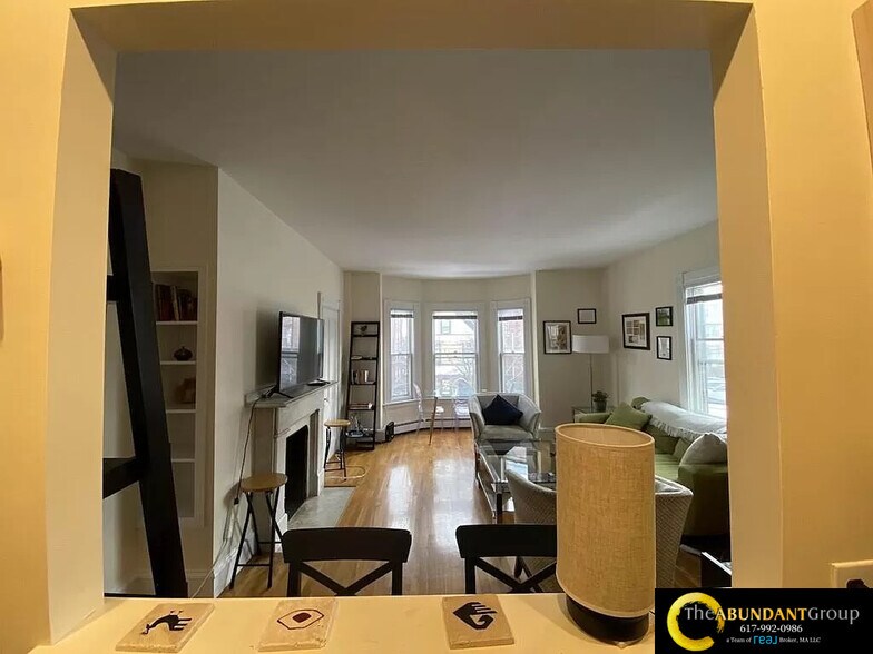 Building Photo - 17 Centre St