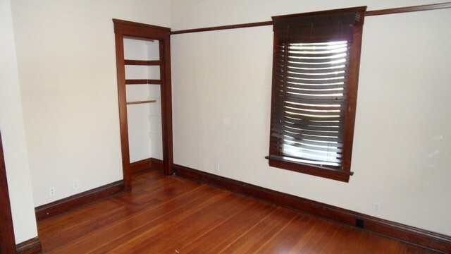 Building Photo - Charming craftsman home located in the hig...