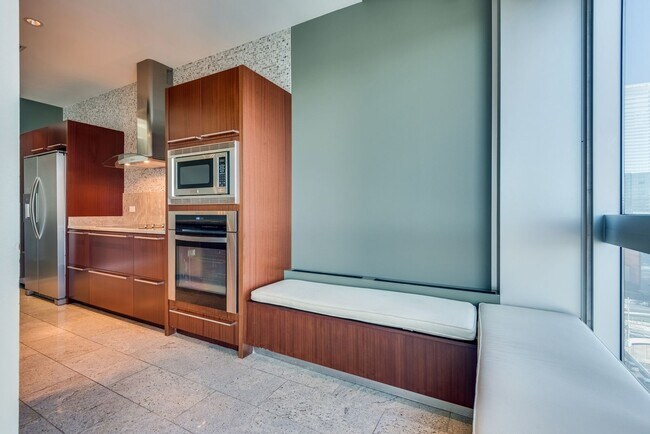 Building Photo - The Martin 1607-City/Strip Views from this...