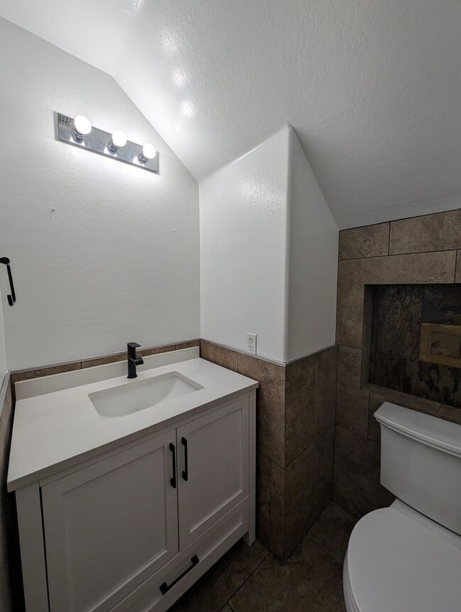 Building Photo - BEAUTIFUL executive style home w/ entertainer's dream backyard!