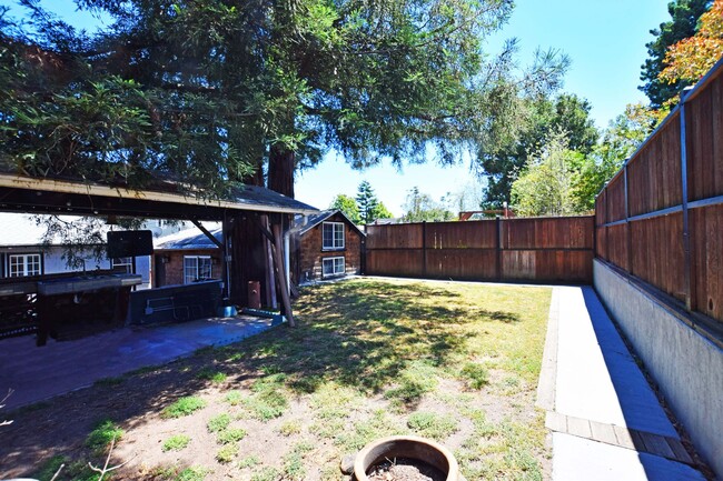 Building Photo - Charming Craftsman with a private back yar...