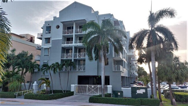 Building Photo - 2642 Collins Ave